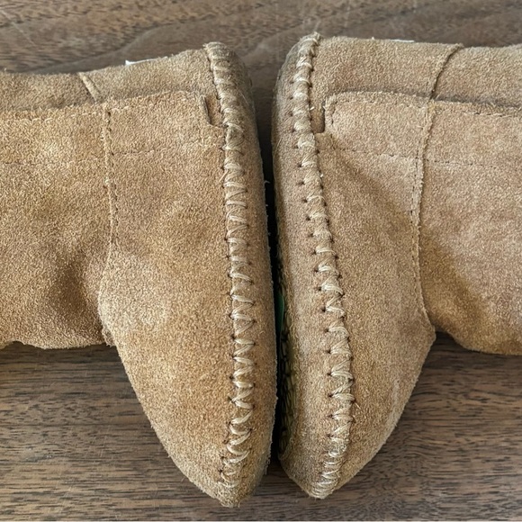 UGG Tan Baby Booties with Cream Lining Size 5 - Picture 5 of 11